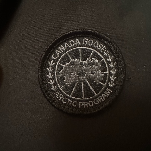 Canada Goose Women’s Kinley Parka - Picture 8 of 11